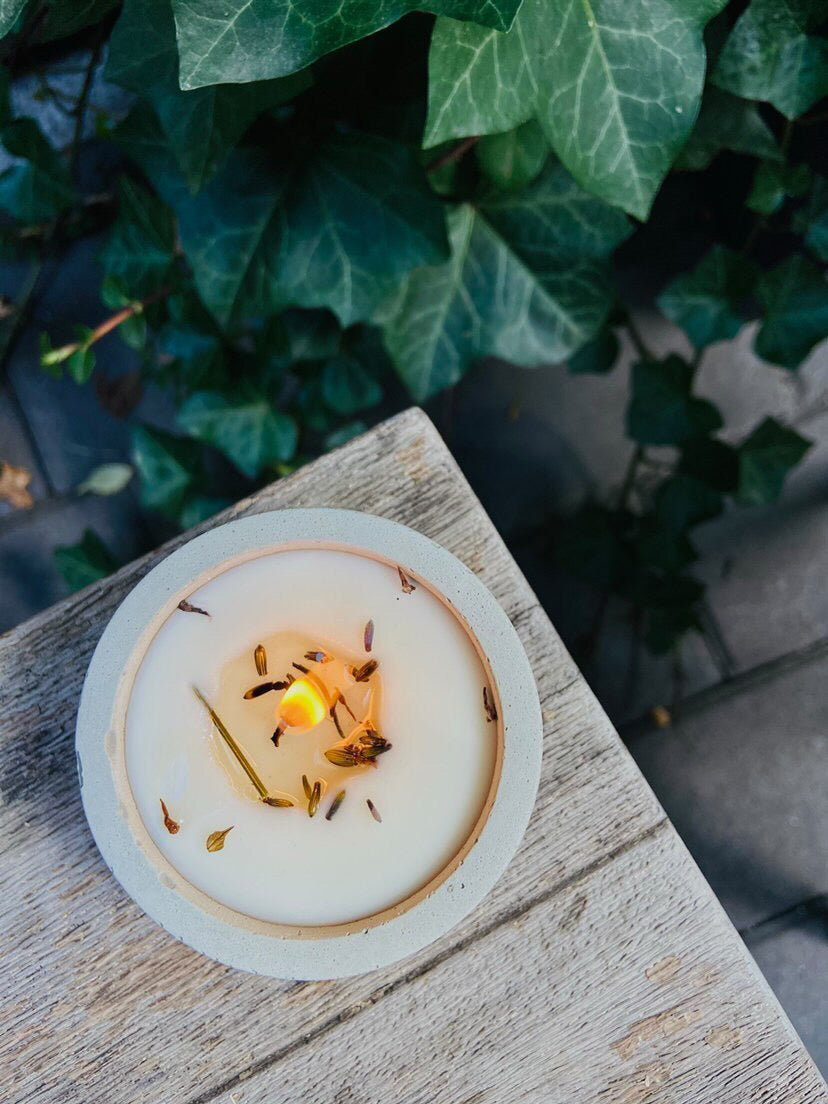 Discover the Aromatic Magic: Thyme and Rosemary Candles!